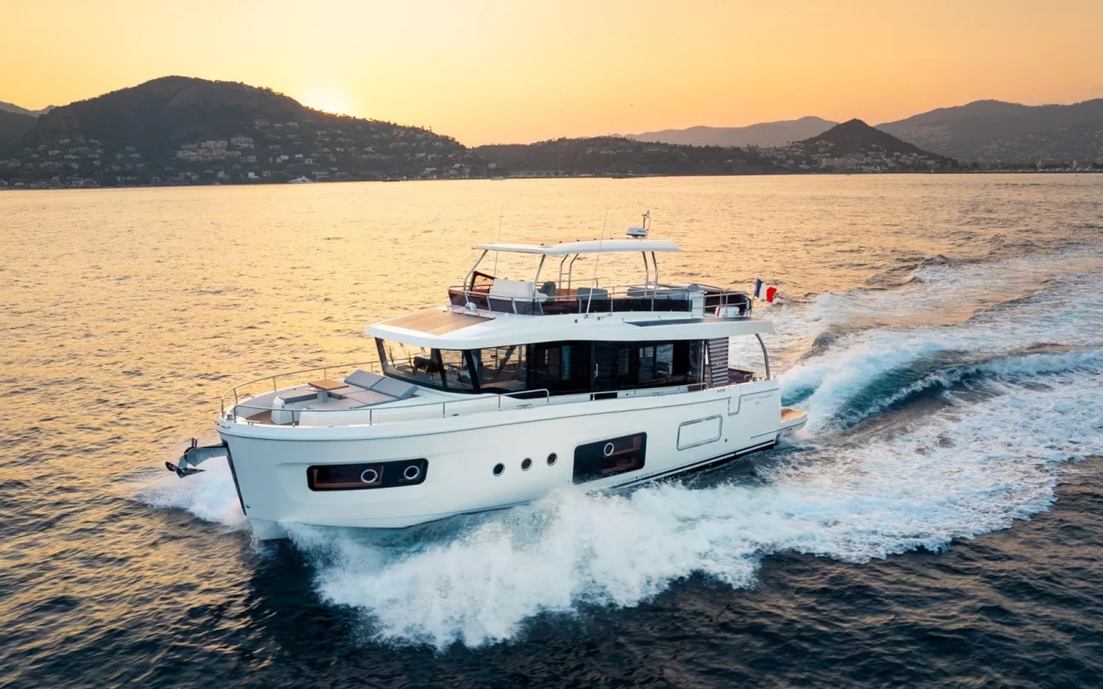 Beneteau Swift Trawler 54: passagemaker moderno con 3.440 litri di gasolio: vista dinamica