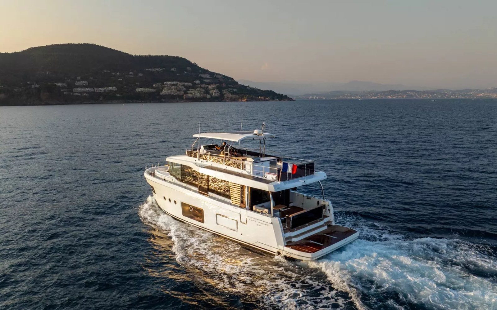 Beneteau Swift Trawler 54: passagemaker moderno con 3.440 litri di gasolio: layout e vita a bordo