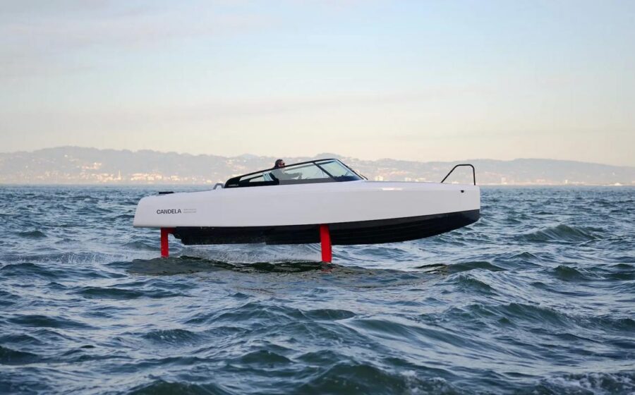 Vela C-8 branco em vela na folha