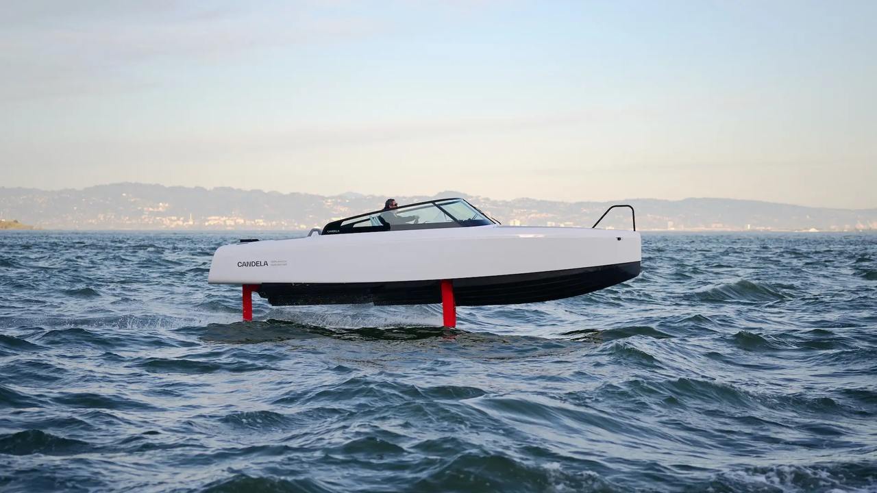 Candela C-8 bianco in navigazione sui foil