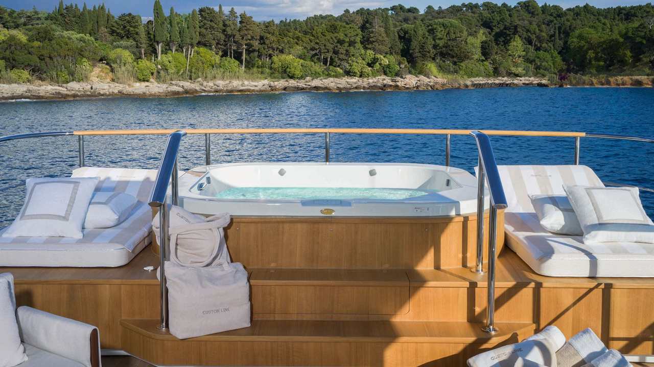 Jacuzzi sul ponte sole del Custom Line Navetta 38