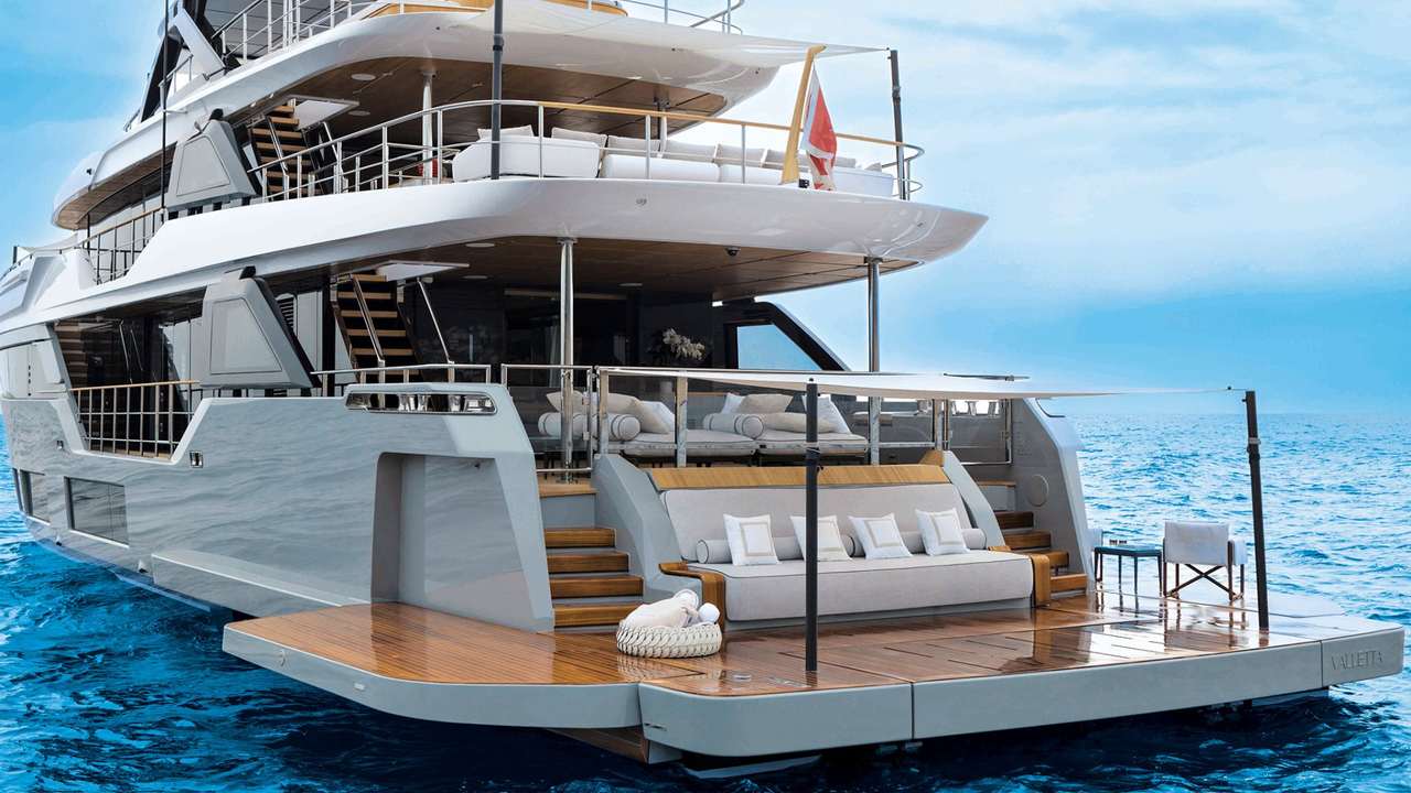 Beach club del Custom Line Navetta 38