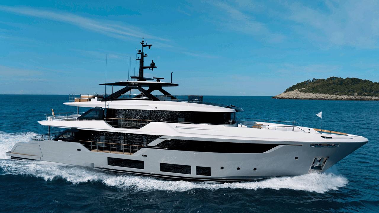 Custom Line Navetta 38 in navigazione