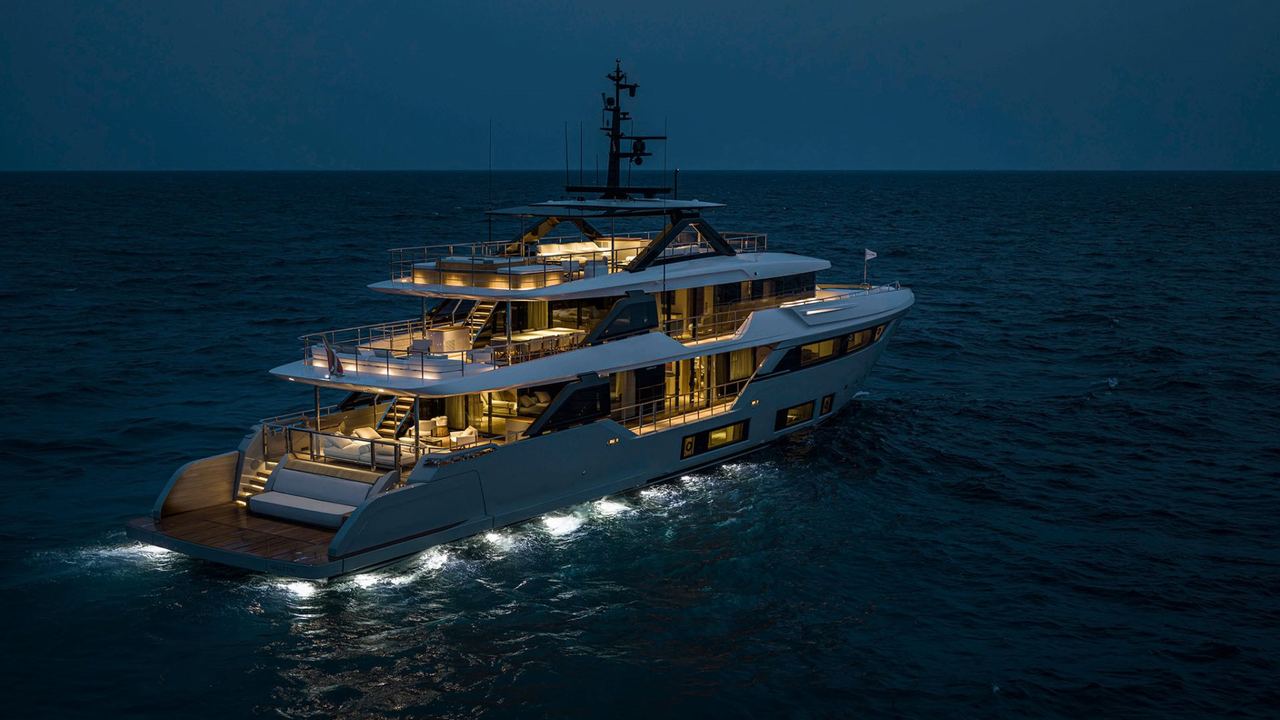 Custom Line Navetta 38 in navigazione notturna