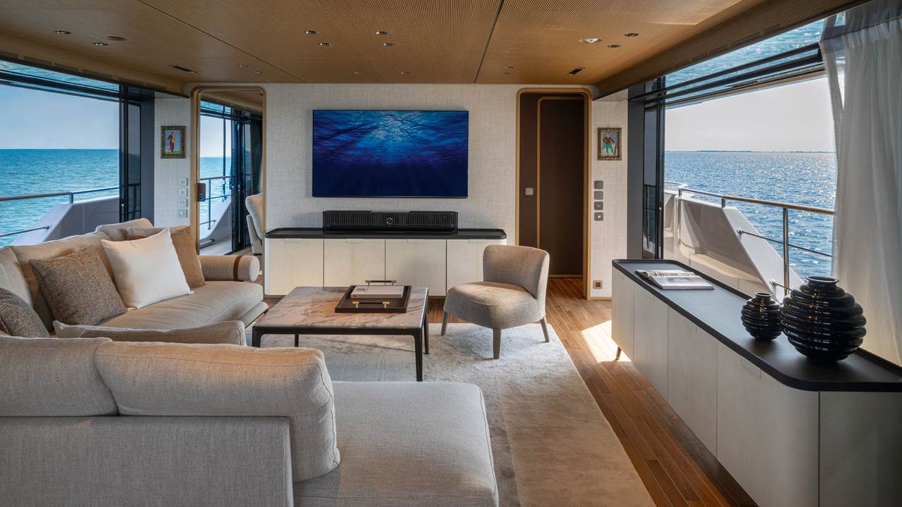 Sky lounge del Custom Line Navetta 38