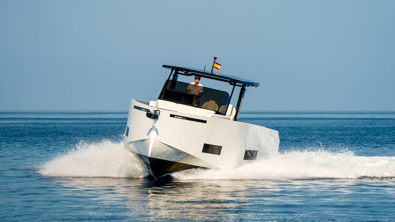 De Antonio D42 en navigation avant