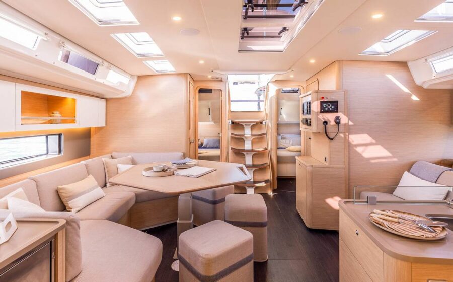 Salone del Dufour 48 con tavolo centrale