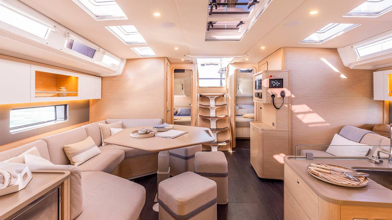 Salone del Dufour 48 con tavolo centrale