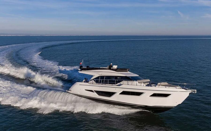 Ferretti Yachts 580 in navigazione laterale