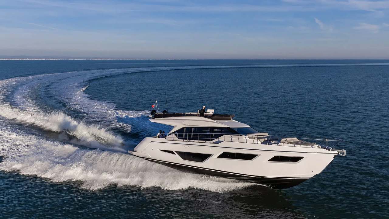 Ferretti Yachts 580 in navigazione laterale
