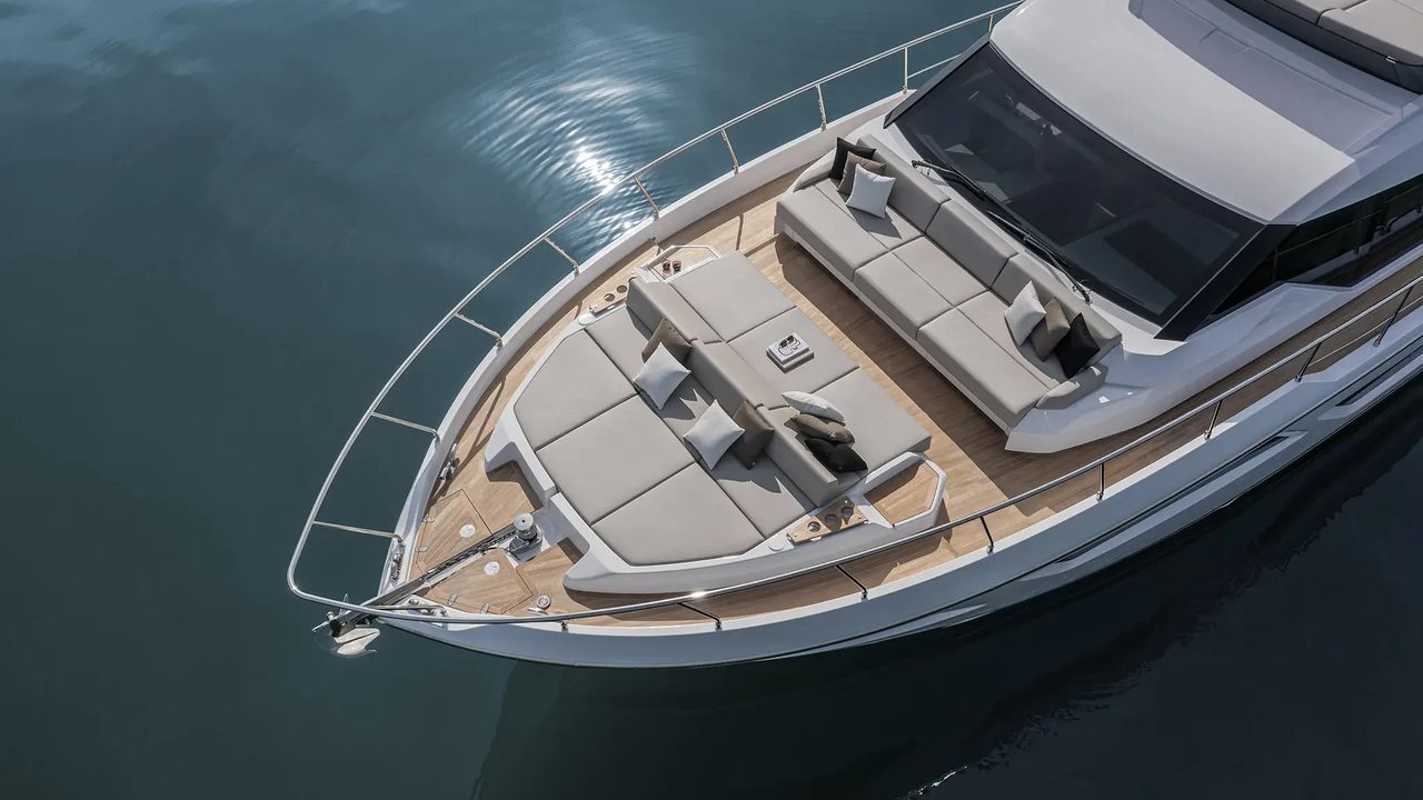 Zona prodiera del Ferretti Yachts 580