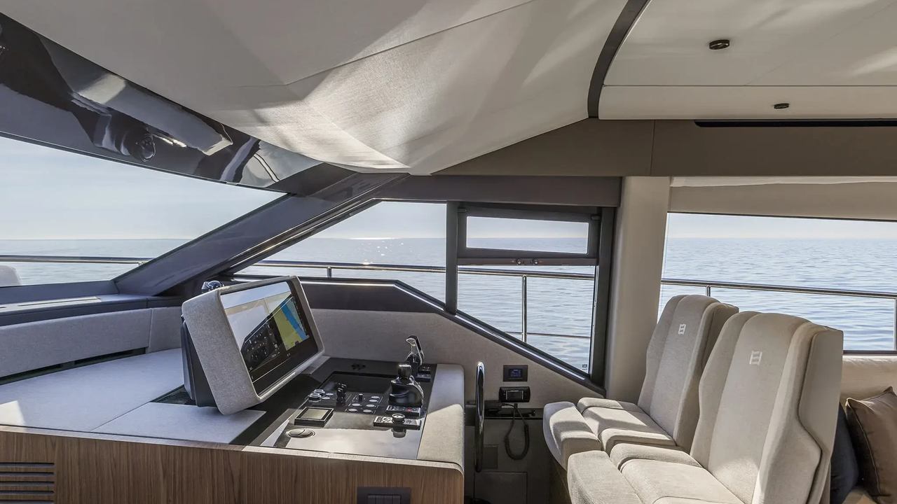 Plancia interna del Ferretti Yachts 580