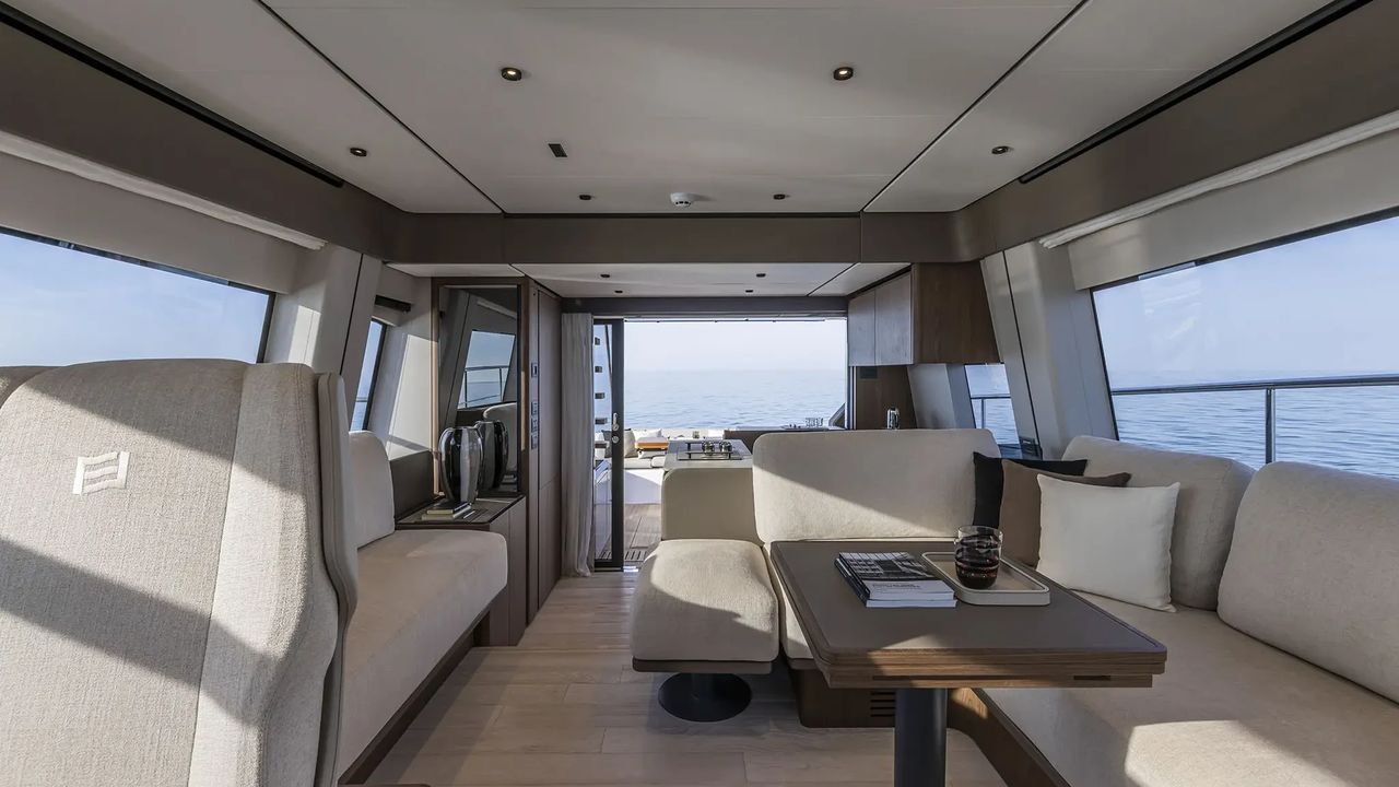 Salone del Ferretti Yachts 580