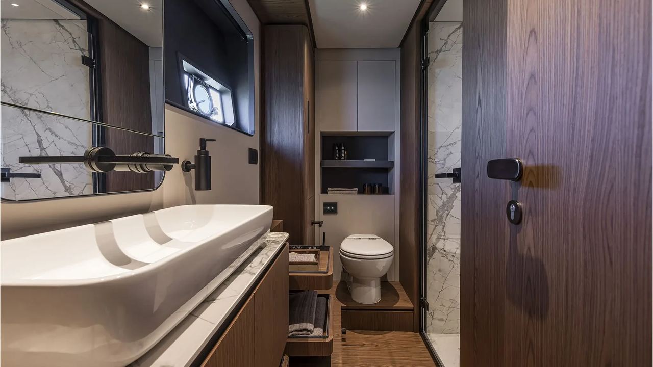 Bagno del Ferretti Yachts 580