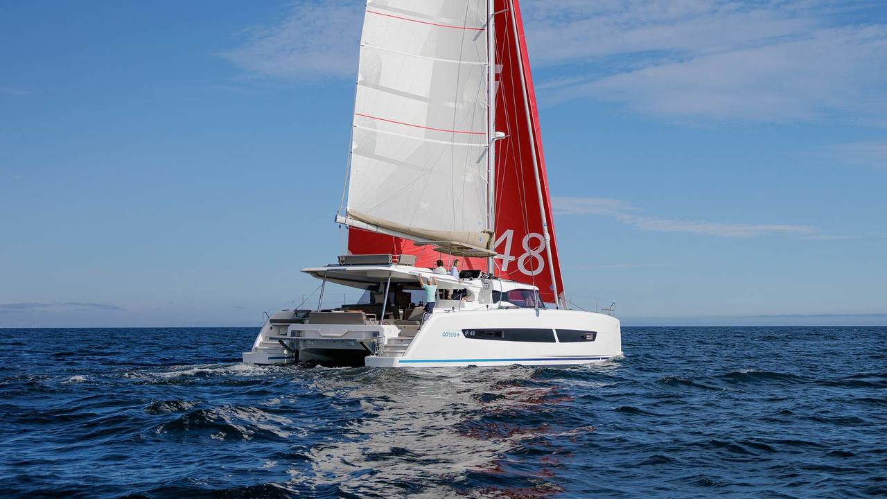 Fountaine Pajot FP48 visto da poppa in navigazione