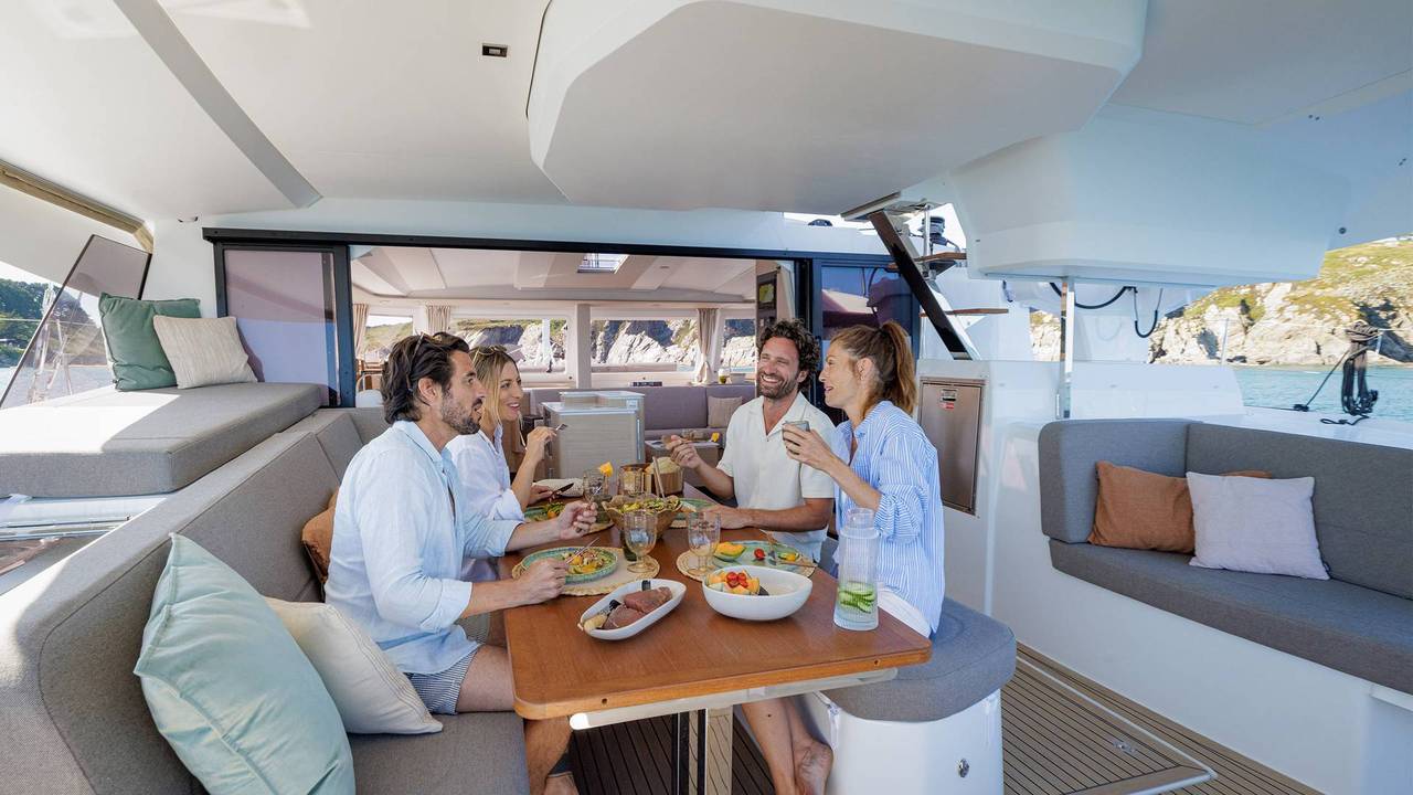 Pozzetto e tavolo esterno del Fountaine Pajot FP48