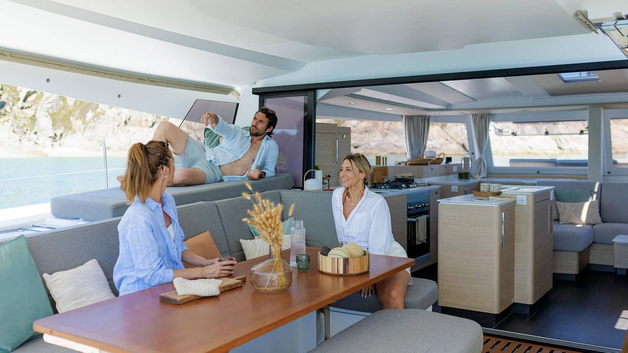 Dinette e cucina del Fountaine Pajot FP48