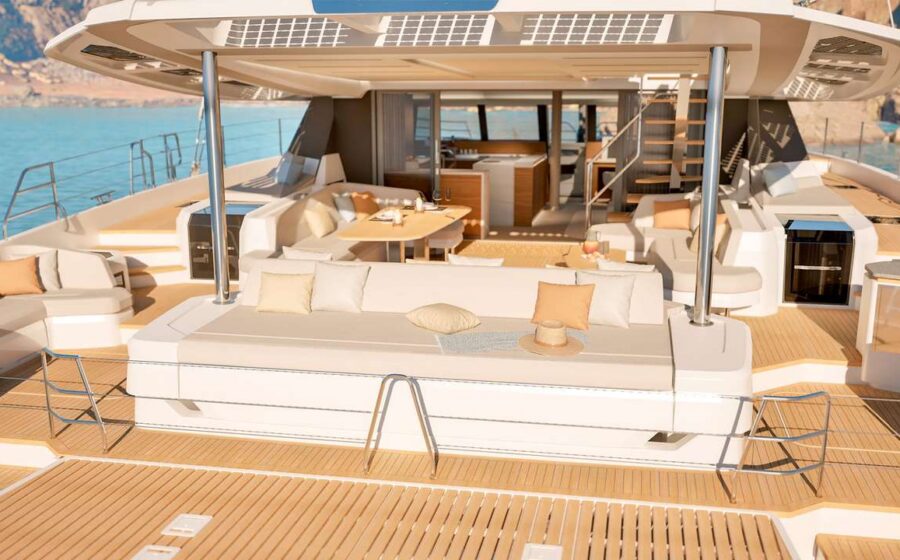 Cockpit arredato del Fountaine Pajot FPY 70S