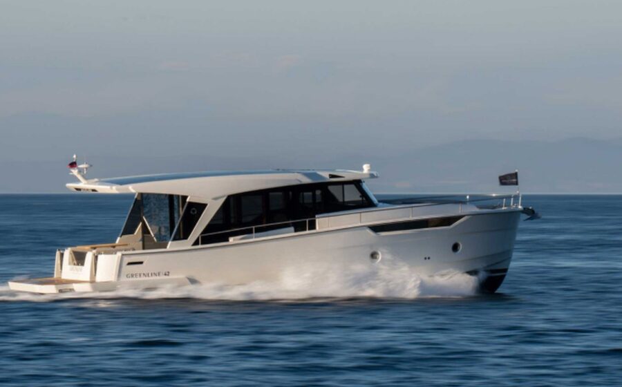 Greenline 42 in navigazione visto di profilo