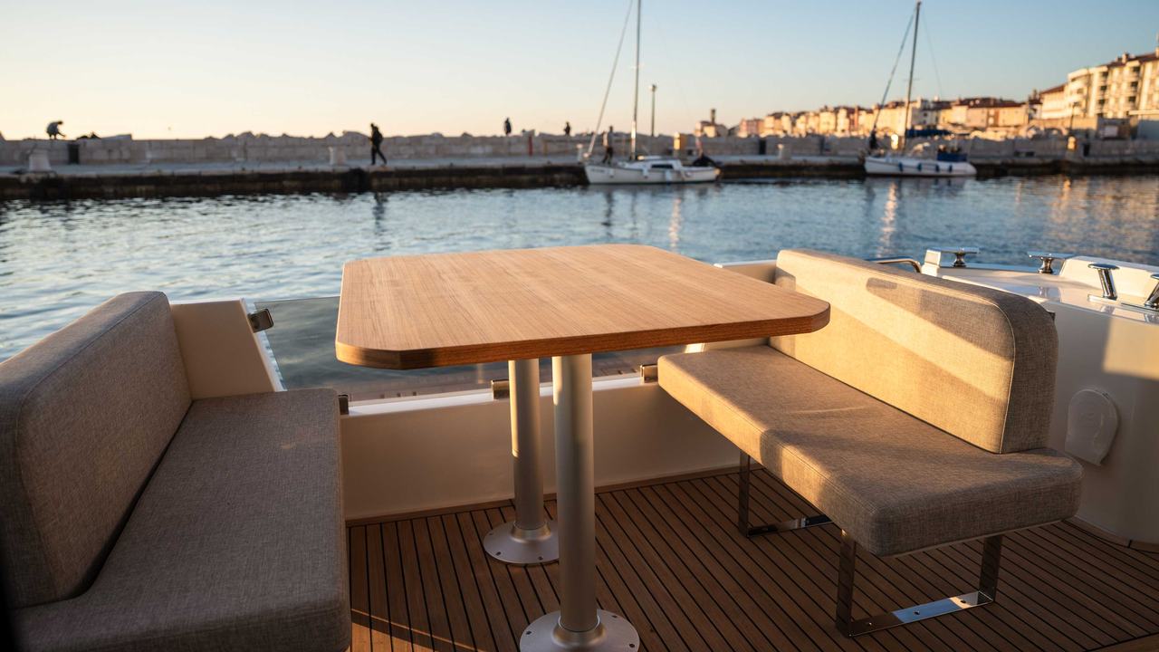 Greenline 42 bien en configuration déjeuner