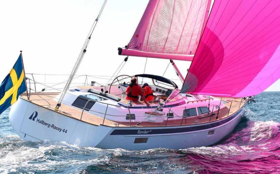 Hallberg-Rassy 44 con gennaker visto da poppa