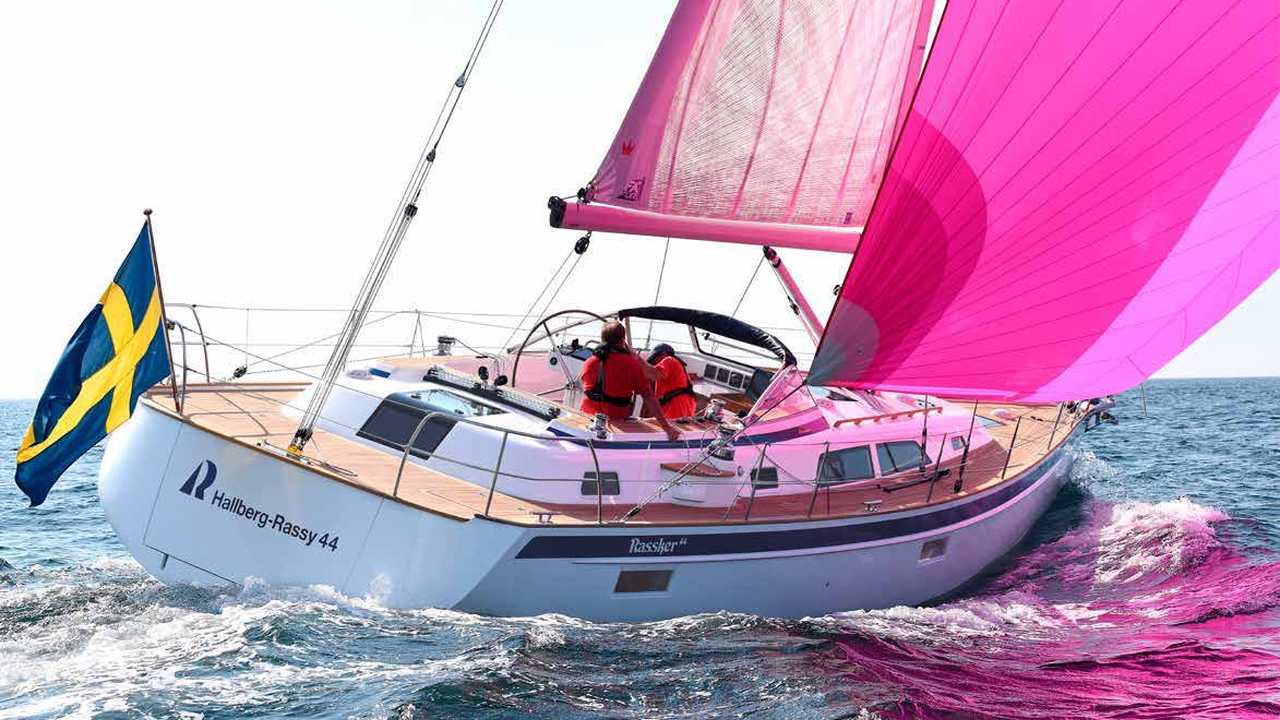 Hallberg-Rassy 44 con gennaker visto da poppa