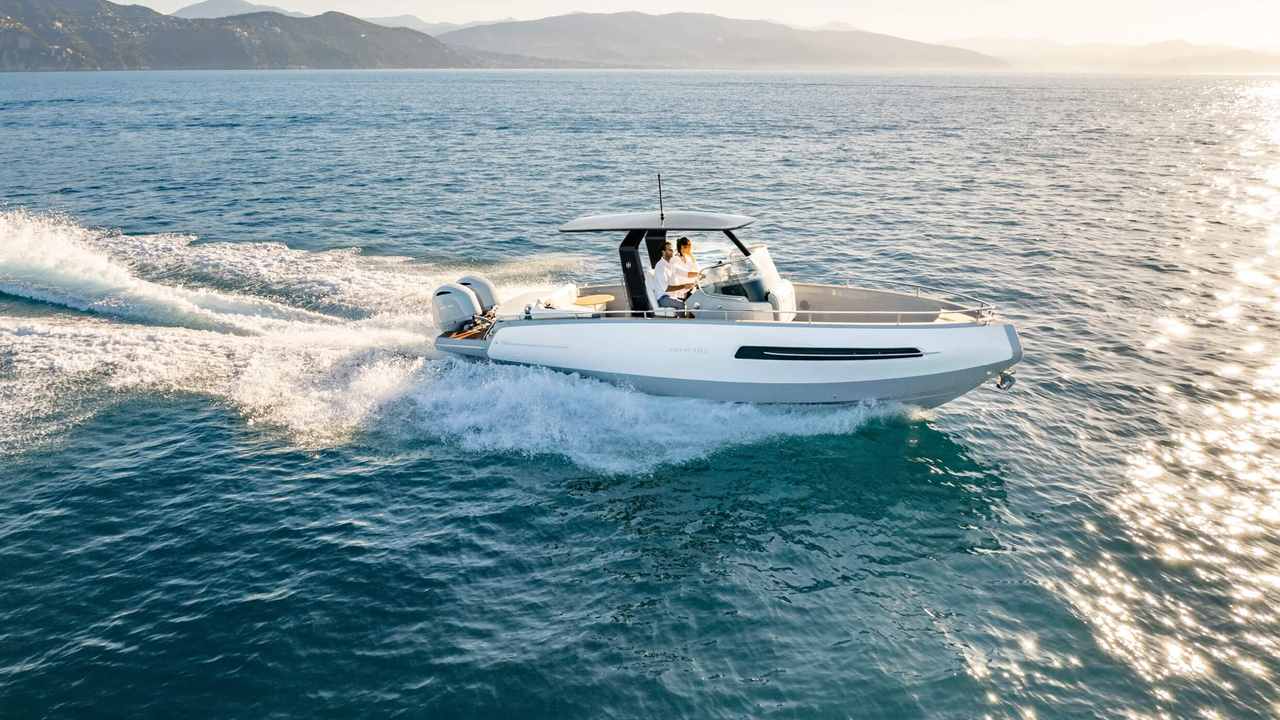 Invictus TT280S in navigazione di profilo