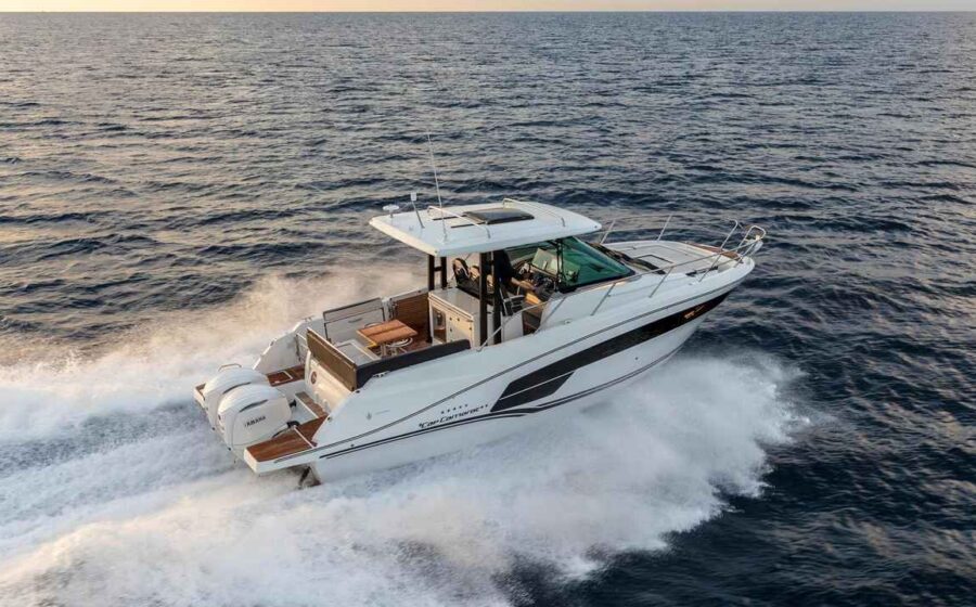 Cap Camarat 10.5 WA Series 2 in navigazione visto dall’alto