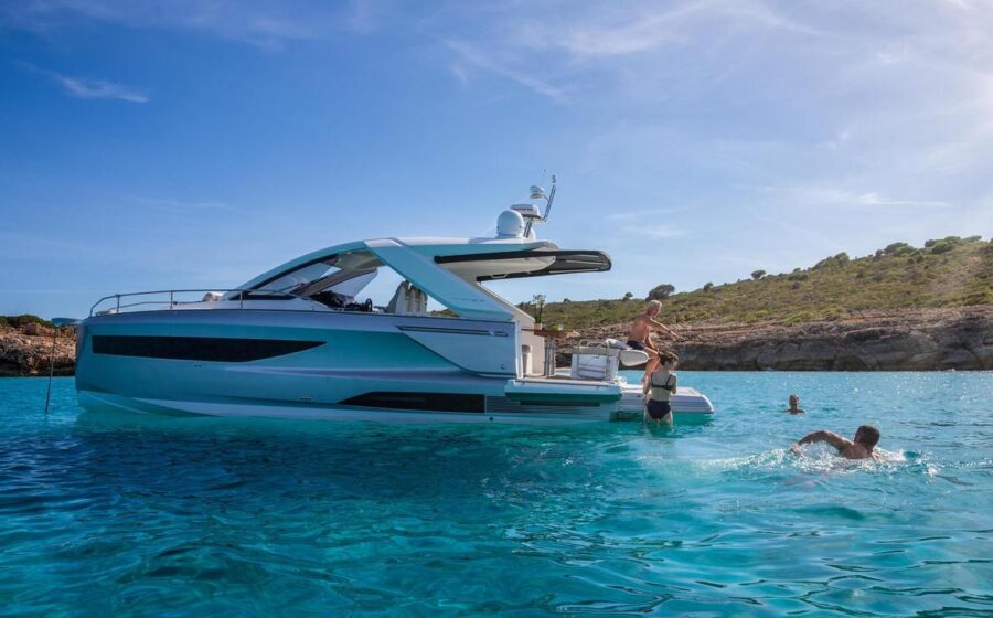 Jeanneau DB 37 IB all’ancora con terrazza aperta