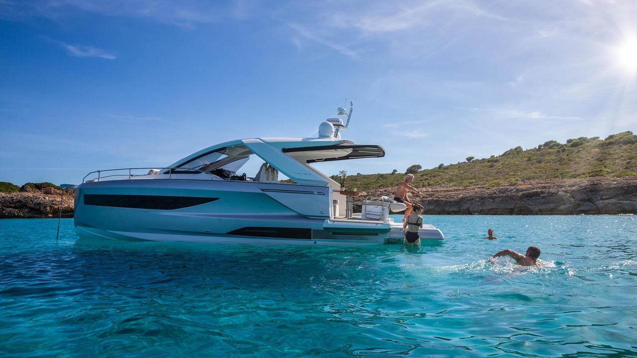 Jeanneau DB 37 IB all’ancora con terrazza aperta