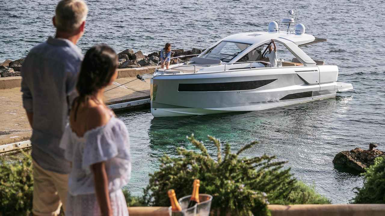 Jeanneau DB 37 IB in avvicinamento al pontile