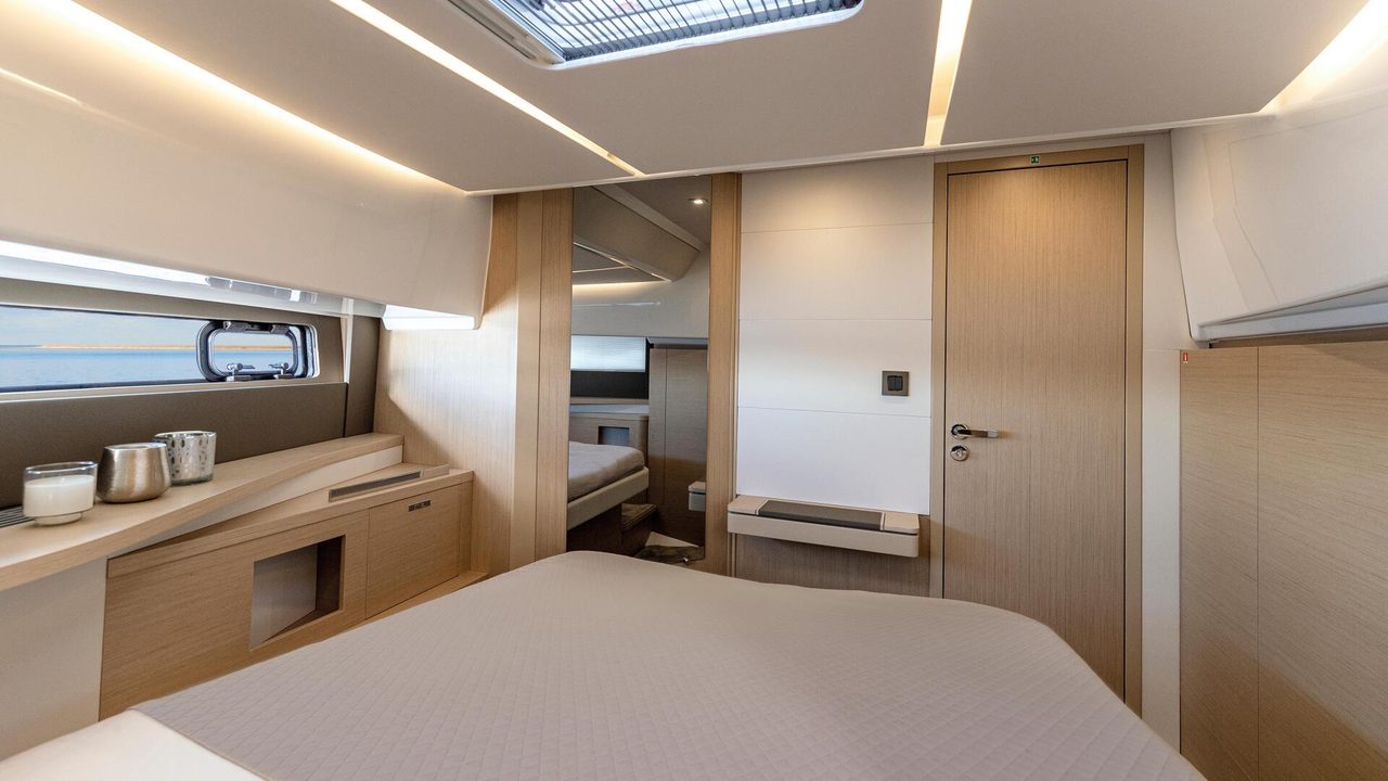 Accesso alla cabina della Jeanneau DB 37 IB