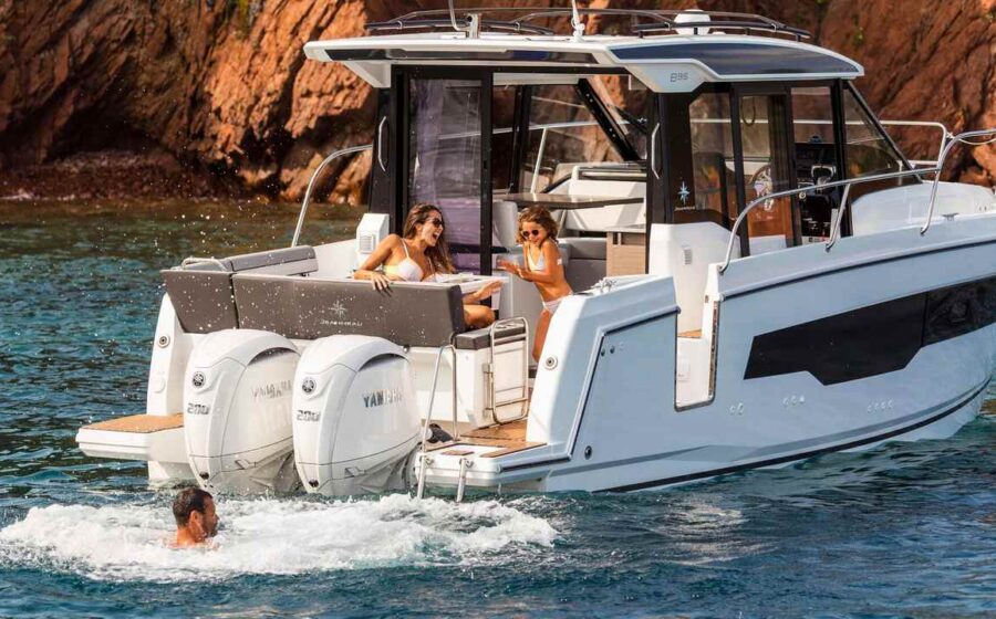 Merry Fisher 895 Series2 von achtern in der Navigation gesehen