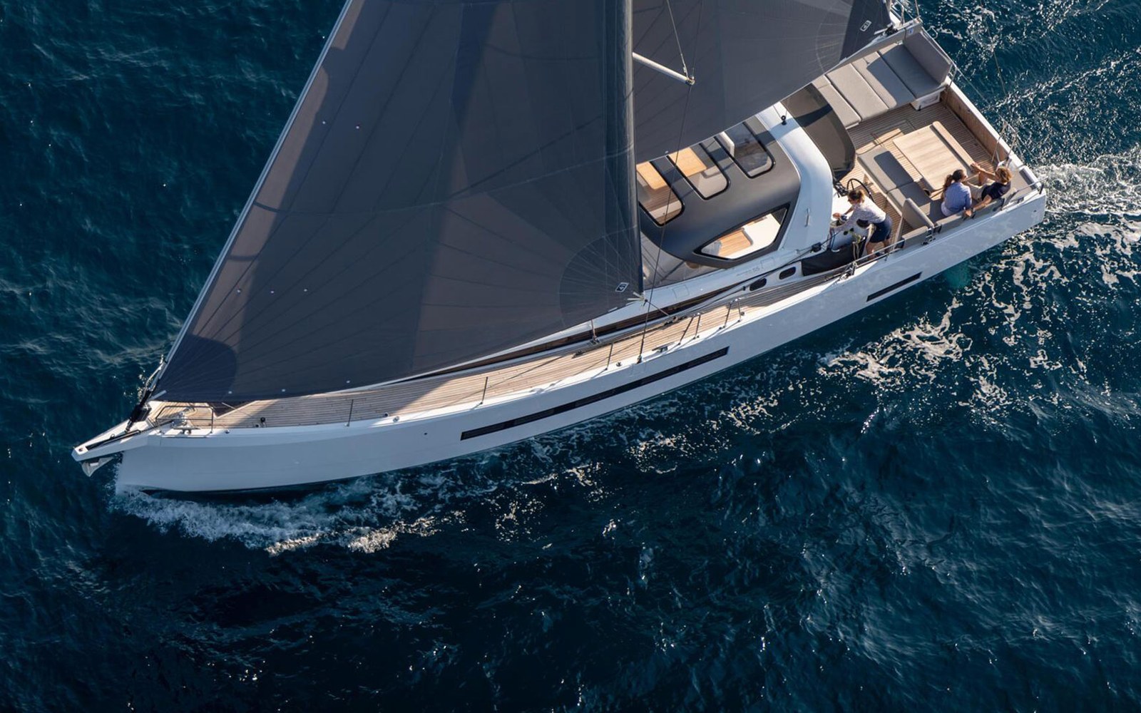 Jeanneau Yachts 55: la cabina armatoriale ridisegna il cruiser di 17 metri — dettaglio 1
