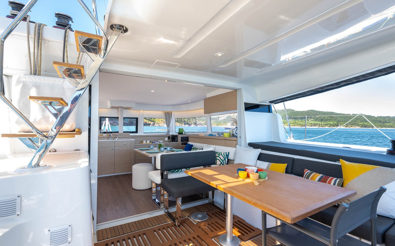 Lagoon 43: il catamarano da 13,85 metri con accessi poppieri ripensati: layout e vita a bordo