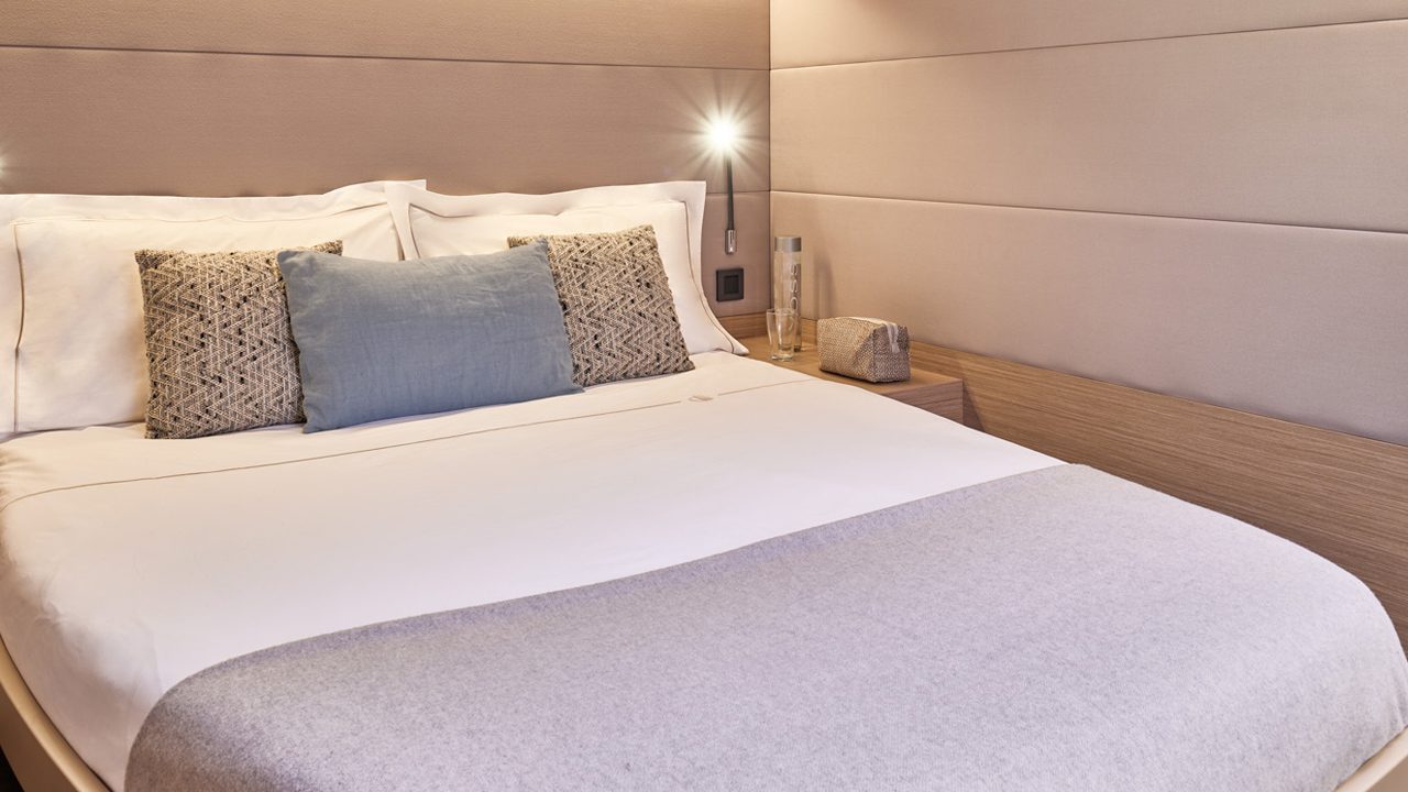 Cabina del Lagoon 55 Millenium con letto matrimoniale