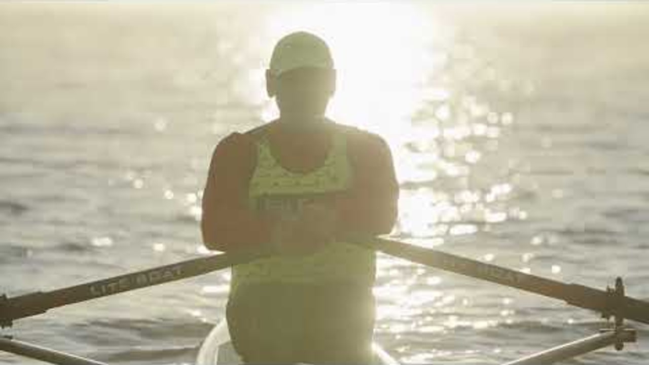 Vogatore e remi in controluce su un Liteboat