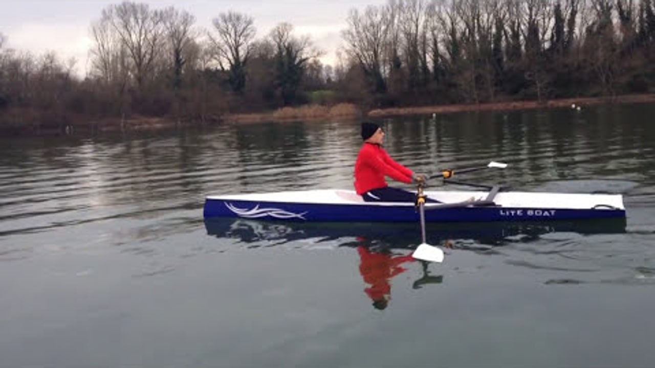 Vista laterale di un Liteboat LiteRIVER con vogatore