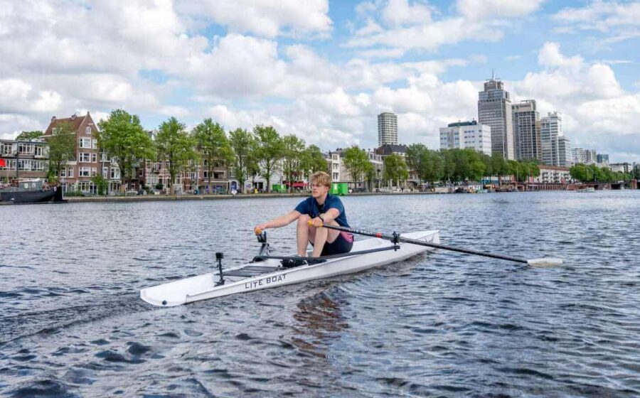 Liteboat LiteSport 5.0 in Mode auf einem st&auml;dtischen Kanal