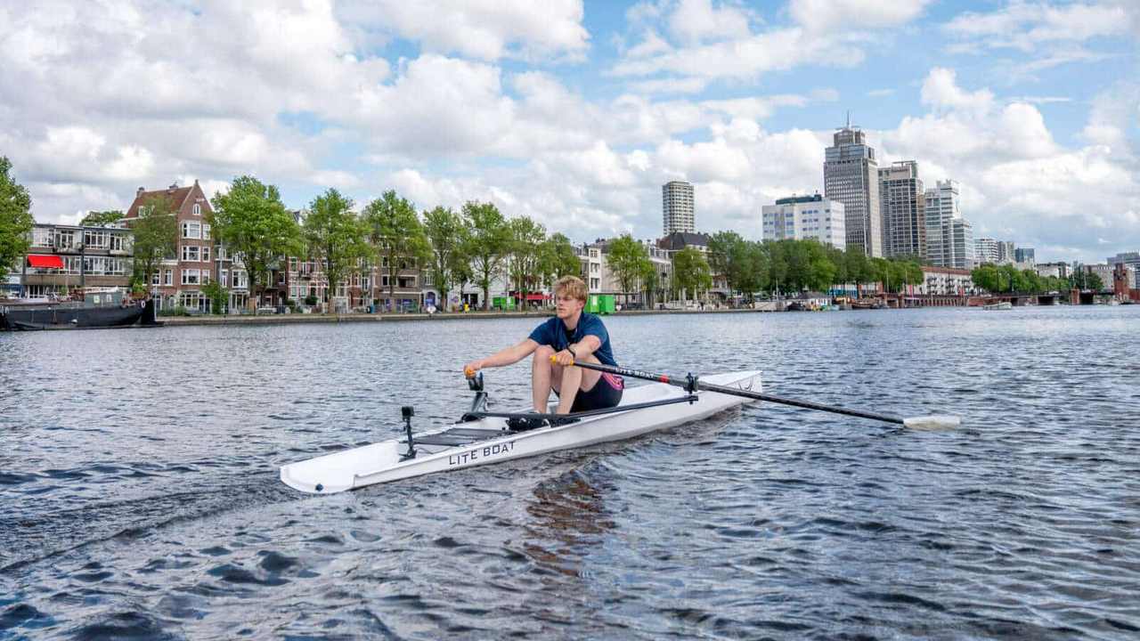 Liteboat LiteSport 5.0 em voga em um canal urbano
