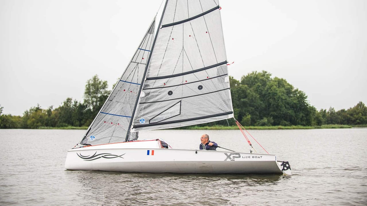 Profilo laterale del Liteboat XP20 a vela