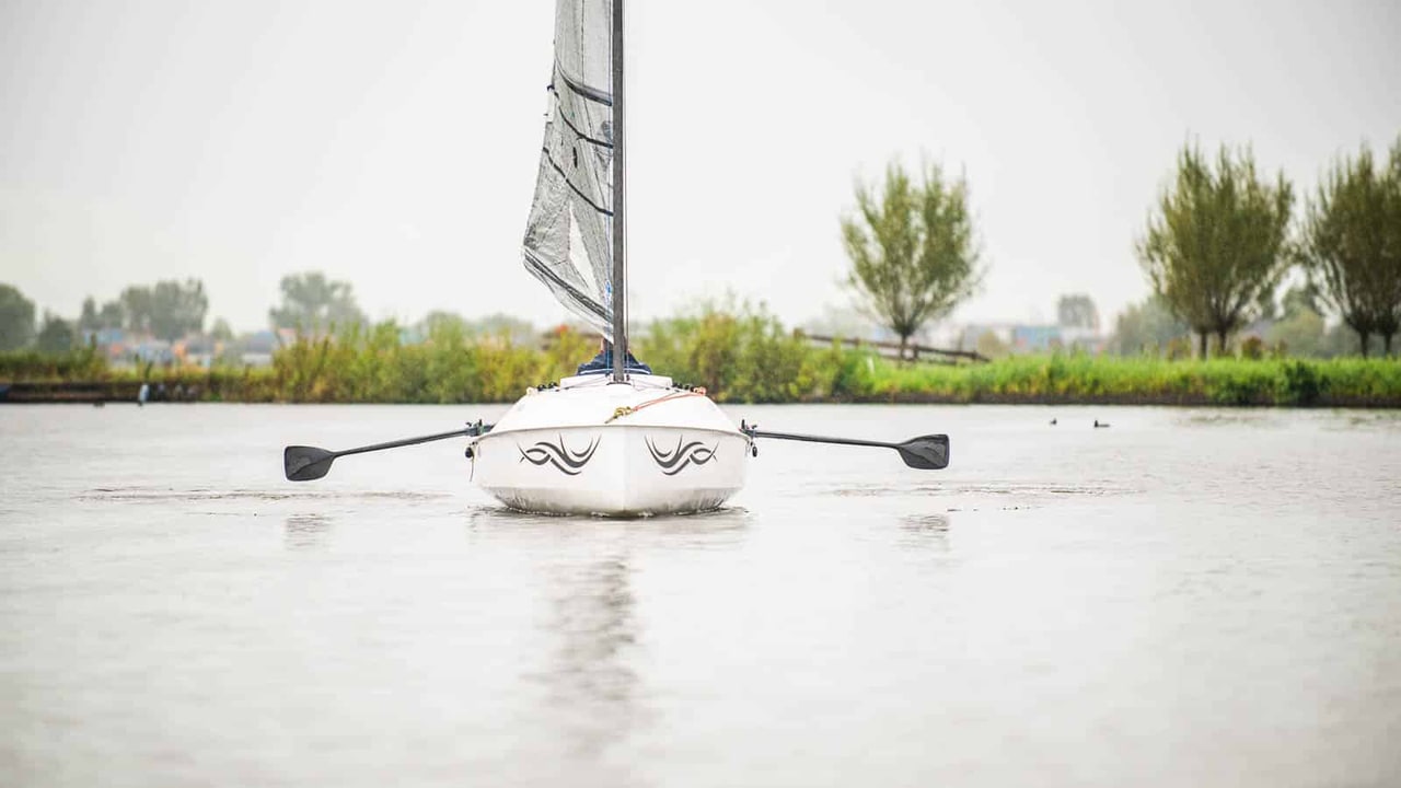 Vista frontale del Liteboat XP20 con remi stivati