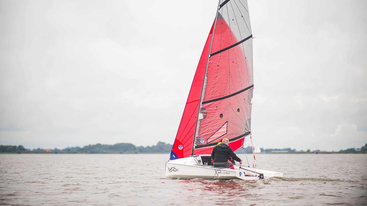 Liteboat XP20 con vela rossa