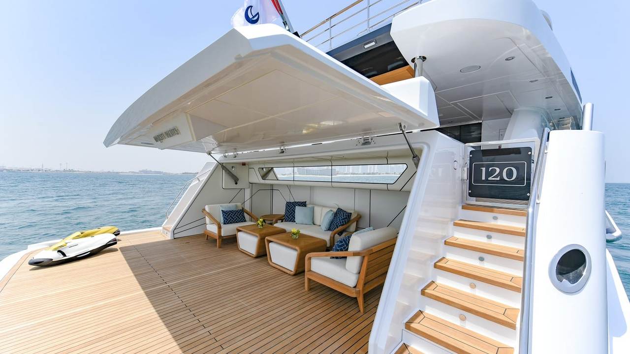 Beach club e garage del Majesty 120