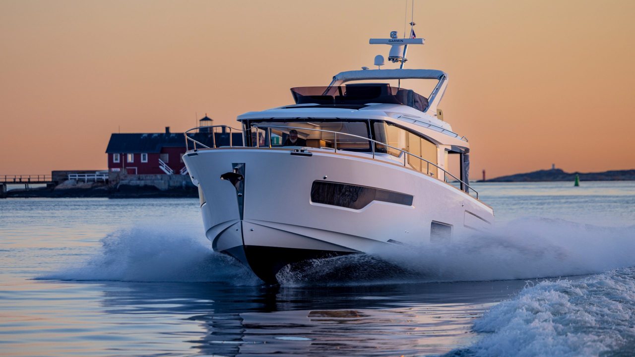 Nimbus 495 Flybridge in navigazione visto di prua