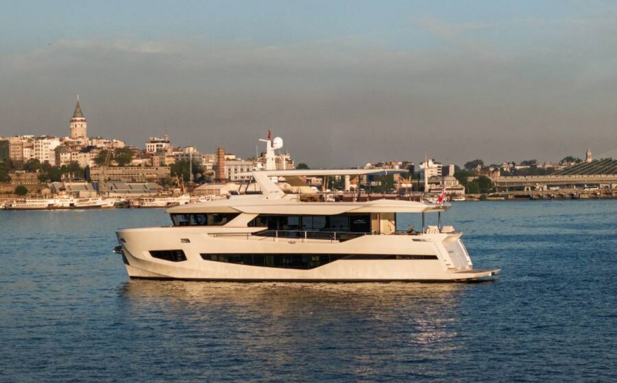 Numarine 27XP in navigazione sul Bosforo