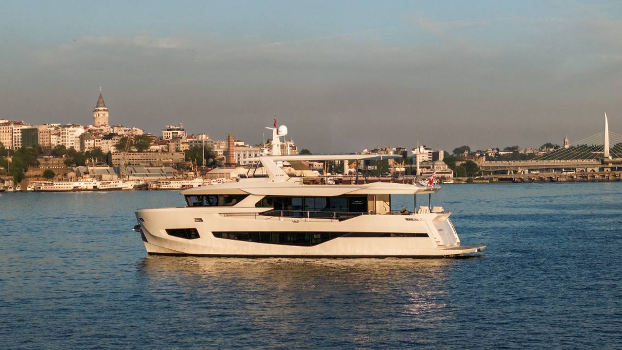 Numarine 27XP in navigazione sul Bosforo