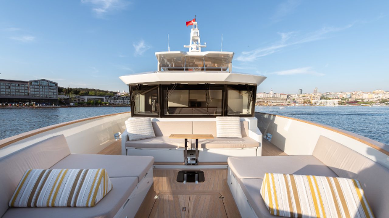 Zona lounge prodiera del Numarine 27XP
