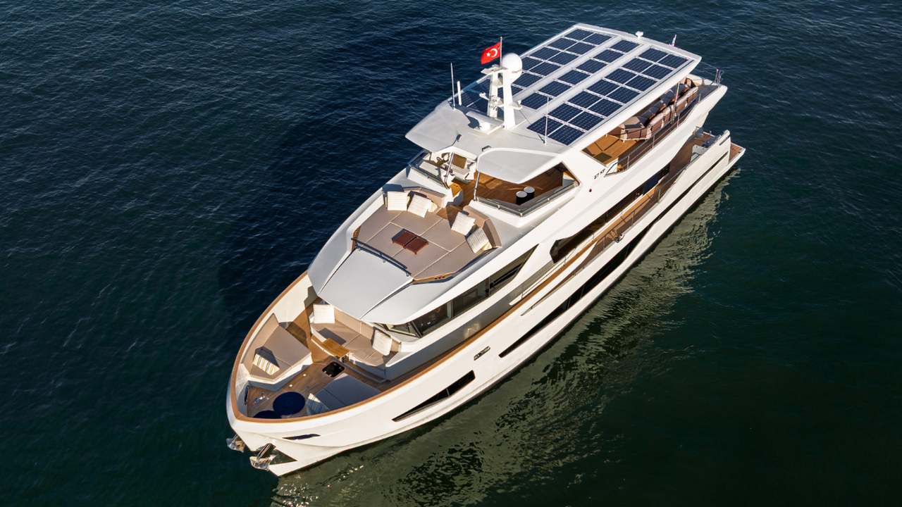 Numarine 27XP visto dall’alto con pannelli solari