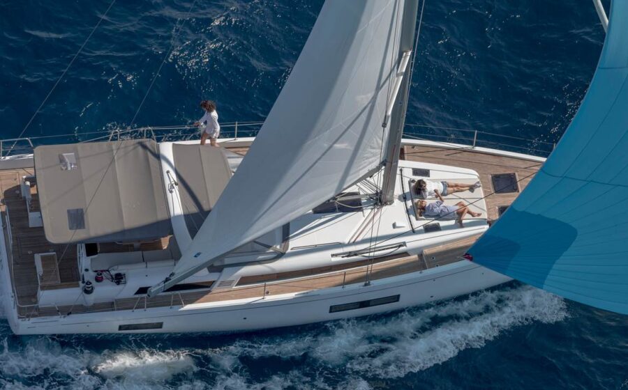 Oceanis Yacht 54 visto de cima durante a navega&ccedil;&atilde;o